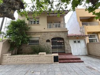Foto 1 de CASA VENTA 6 AMBIENTES QUEQUE,  JARDIN Y QUINCHO