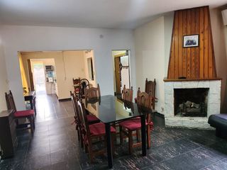 Foto 1 de CASA MAS 3 DPTOS VENTA PERMUTA EN AV. MITRE (S.L)