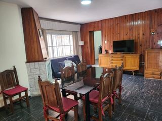 Foto 2 de CASA MAS 3 DPTOS VENTA PERMUTA EN AV. MITRE (S.L)