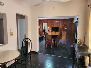 Foto 11 de CASA MAS 3 DPTOS VENTA PERMUTA EN AV. MITRE (S.L)
