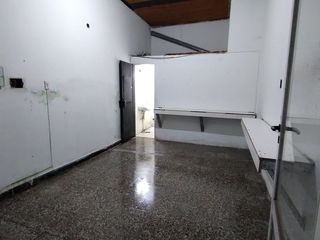 Foto 3 de VENTA DE CASA MULTIFAMILIAR C/ LOCALES AL FRENTE