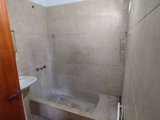 Foto 9 de VENTA DE CASA MULTIFAMILIAR C/ LOCALES AL FRENTE
