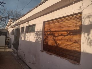 Foto 2 de Casa + Dpto. sobre Av. Balloffet