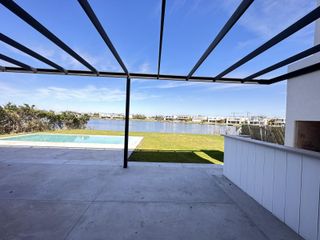 Foto 11 de Alquiler y/o Venta en Barbarita a la Laguna, 5 Dormitorios en Suite.
