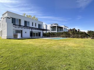 Foto 1 de Alquiler y/o Venta en Barbarita a la Laguna, 5 Dormitorios en Suite.