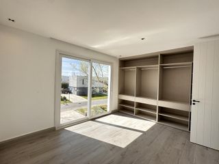 Foto 57 de Alquiler y/o Venta en Barbarita a la Laguna, 5 Dormitorios en Suite.
