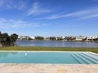 Foto 14 de Alquiler y/o Venta en Barbarita a la Laguna, 5 Dormitorios en Suite.