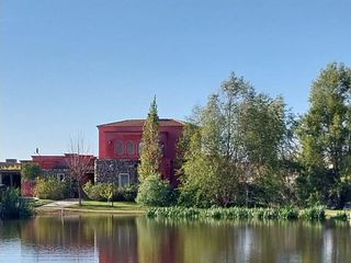 Foto 10 de CASA EN VENTA AL LAGO EN BARRIO EL CANTON ISLAS - MAROTO PROPIEDADES