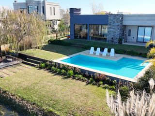 Foto 1 de Venta Casa a La Laguna en El Naudir Escobar