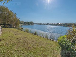 Foto 8 de Casa al lago en venta en Los Castores