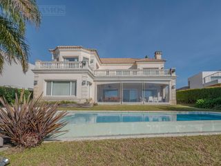 Foto 2 de Casa al lago en venta en Los Castores