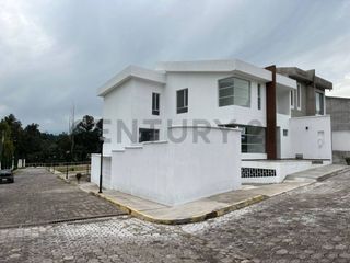 Foto 1 de Amplia Casa Moderna en Conjunto Privado – Valle de Los Chillos
