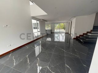 Foto 2 de Amplia Casa Moderna en Conjunto Privado – Valle de Los Chillos