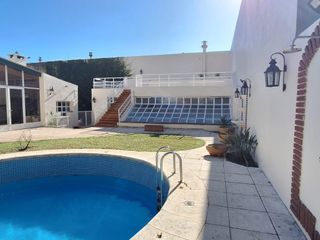 Foto 29 de Sensacional casa en echesortu 5 dormitorios cocheras piscina quincho jardin!