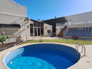 Foto 1 de Sensacional casa en echesortu 5 dormitorios cocheras piscina quincho jardin!