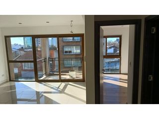 Foto 2 de DPTO DE DOS AMBIENTES A LA CALLE CON BALCON Y COCHERA - CHAUVIN
