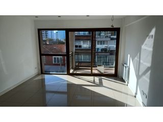 Foto 1 de DPTO DE DOS AMBIENTES A LA CALLE CON BALCON Y COCHERA - CHAUVIN