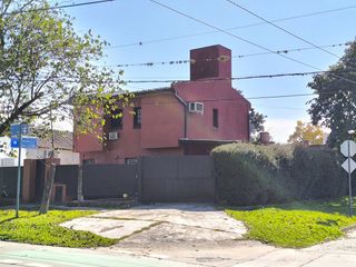 Foto 1 de ALQUILER - YERBA BUENA -  CASA EN ESQUINA -