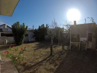 Foto 1 de Venta Casa en esquina const. sobre 2 lotes amplio fondo libre - Llavallol