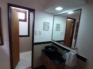 Foto 20 de Casa en  venta, tres plantas, 4 dormitorios, baños 3, living comedor, quincho, espacio para uso profesional