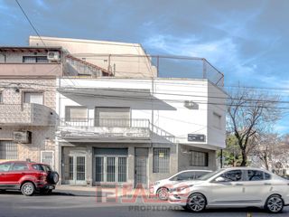 Foto 1 de Casa de 5 ambientes con terraza y local en lote propio - Boedo