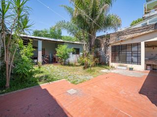 Foto 1 de VENTA CASA 5 AMB PATIO QUINCHO COCHERA VERSALLES