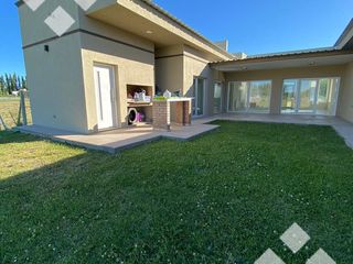 Foto 3 de ALQUILER CASA NIVEL GERENCIAL Bº COSTA NOGAL. NEUQUEN