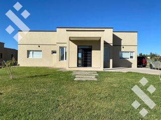 Foto 1 de ALQUILER CASA NIVEL GERENCIAL Bº COSTA NOGAL. NEUQUEN