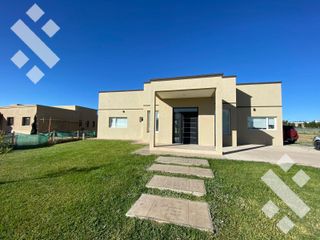 Foto 2 de ALQUILER CASA NIVEL GERENCIAL Bº COSTA NOGAL. NEUQUEN