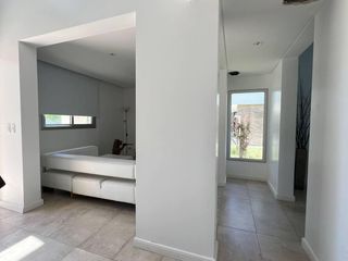 Foto 4 de CASA EN  VENTA AL LAGO EN PUERTOS