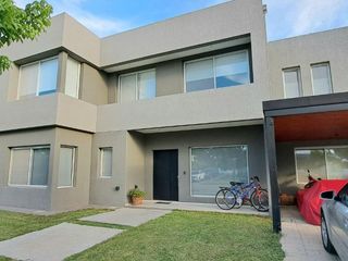 Foto 2 de Casa venta Acacias Puertos del Lago Pileta