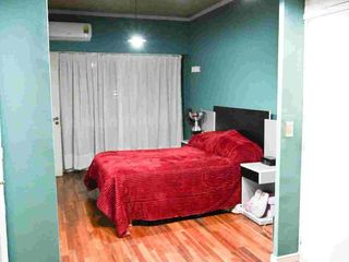 Foto 22 de Venta casa 4 dormitorios  en Versalles, con pileta