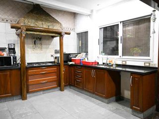 Foto 12 de Venta casa 4 dormitorios  en Versalles, con pileta