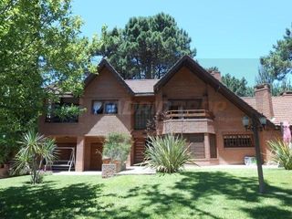 Foto 1 de Imponente Mansion En Exclusiva Zona De Bosque - B5