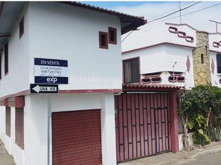 Foto 1 de Casa en venta cerca del Aeropuerto y del terminal de Manta, con 1 local comercial y 1 departamento
