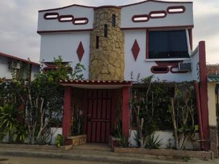 Foto 4 de Casa en venta cerca del Aeropuerto y del terminal de Manta, con 1 local comercial y 1 departamento