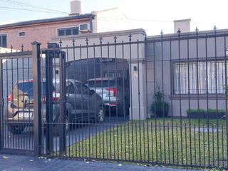 Foto 3 de Casa 2D en VENTA, en Lidoro Quintero al 100, alt Av Mate de Luna 3300
