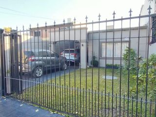 Foto 2 de Casa 2D en VENTA, en Lidoro Quintero al 100, alt Av Mate de Luna 3300