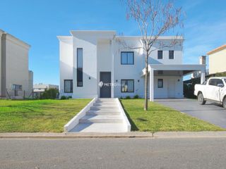 Foto 2 de Casa en Venta con tres habitaciones barrio Ceibos Puertos del Lago