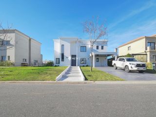 Foto 3 de Casa en Venta con tres habitaciones barrio Ceibos Puertos del Lago