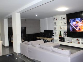 Foto 5 de Casa en venta de 4 pisos a espaldas del Mall Aventuira de SJL