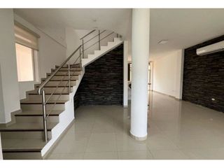 Foto 6 de VENTA CASA MODERNA 3 DORMITORIOS CONJUNTO MONTEBELLUNO SANTO DOMINGO ECUADOR