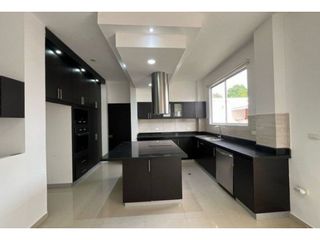 Foto 7 de VENTA CASA MODERNA 3 DORMITORIOS CONJUNTO MONTEBELLUNO SANTO DOMINGO ECUADOR