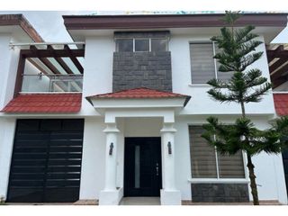 Foto 1 de VENTA CASA MODERNA 3 DORMITORIOS CONJUNTO MONTEBELLUNO SANTO DOMINGO ECUADOR