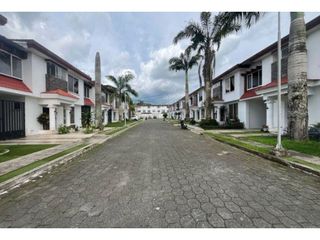 Foto 2 de VENTA CASA MODERNA 3 DORMITORIOS CONJUNTO MONTEBELLUNO SANTO DOMINGO ECUADOR