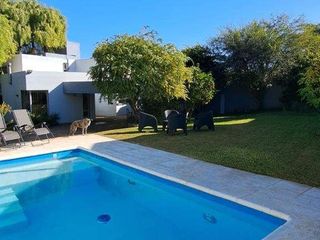 Foto 18 de Alquiler de Casa  c/ cochera y pisicina  en Villa Allende Golf