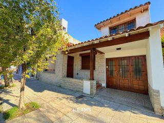 Foto 1 de Alquiler - Casa 4 ambientes con dependencia y amplio parque - Barrio Chauvin