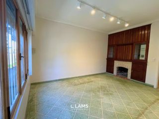 Foto 2 de Alquiler - Casa 4 ambientes con dependencia y amplio parque - Barrio Chauvin