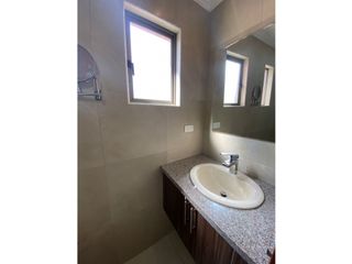 Foto 9 de AMPLIA SUITE EN RENTA AV ORDOÑEZ LASSO CUENCA