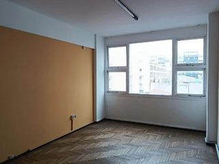 Foto 2 de Oficina al frente - Piso alto - Centro